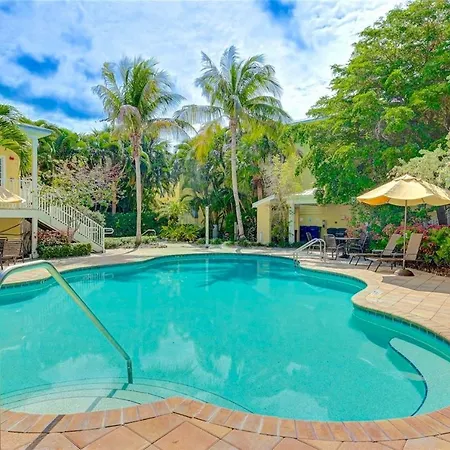 Two Units! Pool, Jacuzzi, Sunsets, Bars, Snorkeling & Paddling. 1-Min To Path Of Siesta Beach!